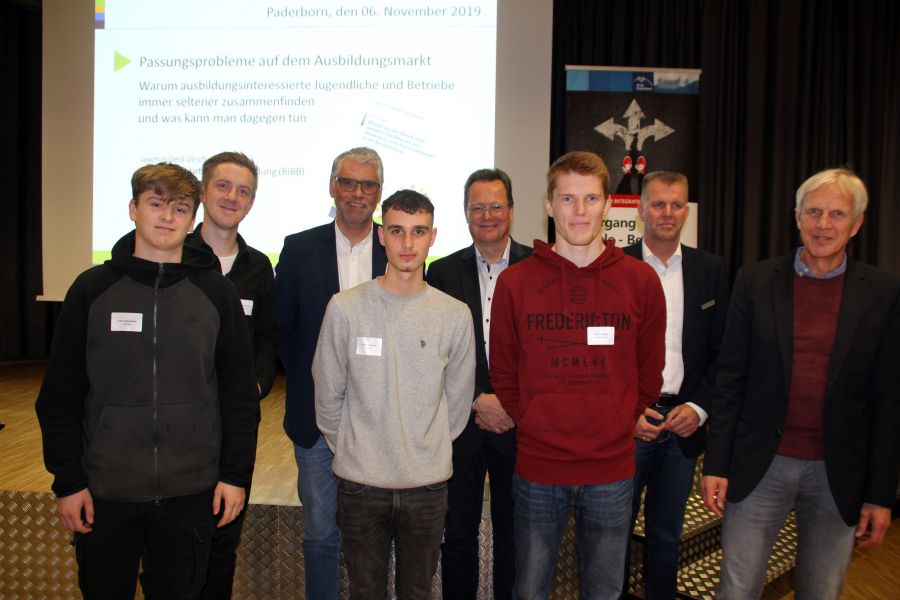 Auszubildende, Betriebe und Lehrer diskutierten angeregt – auf dem Podium und mit dem Publikum. Hintere Reihe von links: Moderator Tobias Fenneker, Hans-Werner Luckey (Geschäftsleitung Metallbau Luckey), Alfons Hagemeister (Geschäftsführer Hubert Niewels GmbH), Martin Amedick (Vater, Ausbildungsakquisiteur des Kreises Paderborn). Vordere Reihe von links: Paul Jonas Becker, Gianluca d´Oria (beide Schüler der Gesamtschule Elsen), Philip Amedick (Auszubildender) und Dr. Joachim Gerd Ulrich (Referent) Bildrechte: Kreis Paderborn, Amt für Presse- und Öffentlichkeitsarbeit, Meike Delang